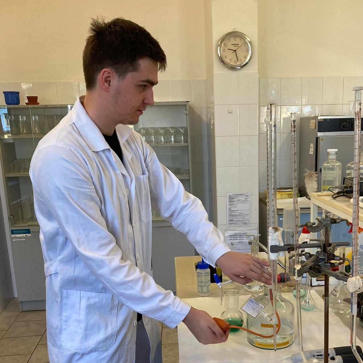 Besuch eines Studenten der Berufsschule für Chemie